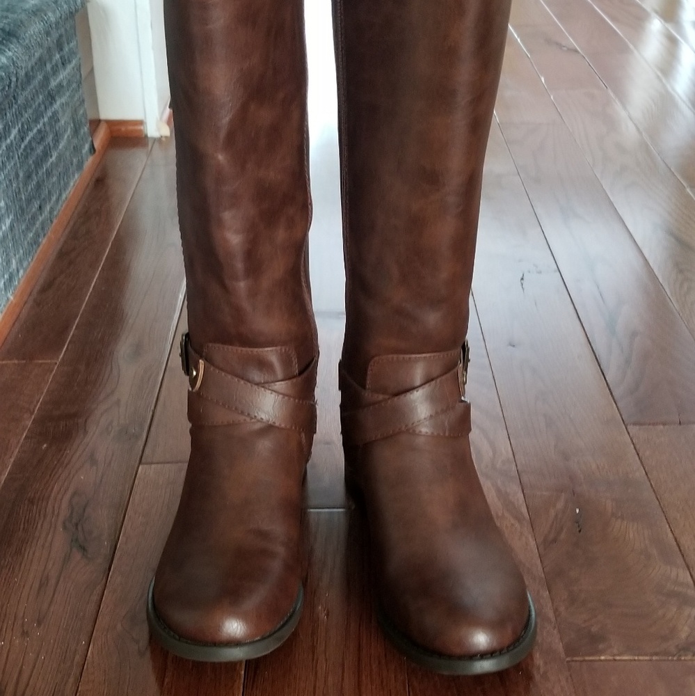 BRAND NEW GUESS BOOTS... Size 6 in a half
